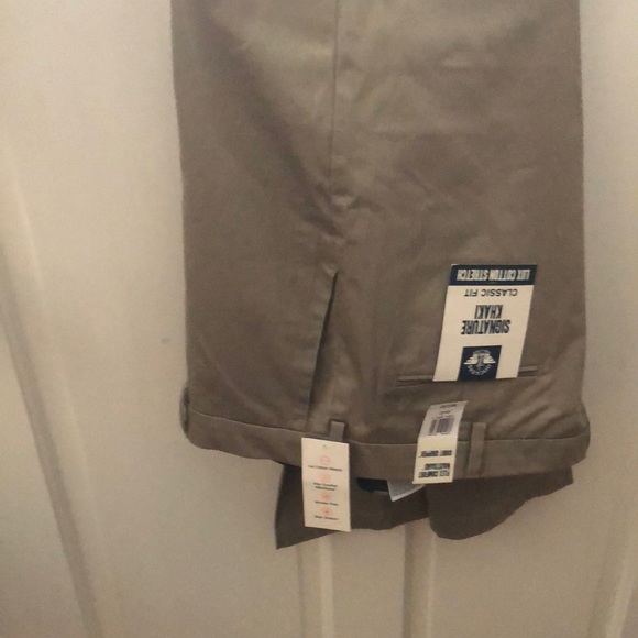 Dockers Other - Dockers signature khaki classic fit lux cotton stretch 42x32